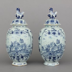 A pair of Dutch Delft blue and white vases and covers, 18th C. — 照片 1
