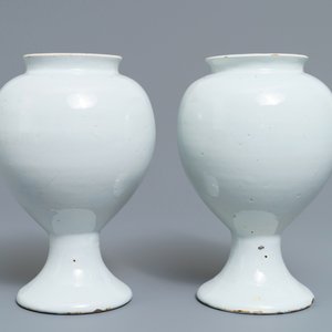A pair of Dutch Delft blue and white wet drug jars, 18th C. — photo 4