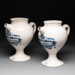 A pair of Dutch Delft blue and white wet drug or syrup jars inscribed 'DE ABSYNTHIO' and 'DE FARFARA', 18th C. — photo 1