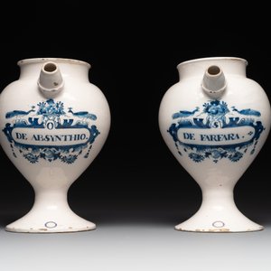 A pair of Dutch Delft blue and white wet drug or syrup jars inscribed 'DE ABSYNTHIO' and 'DE FARFARA', 18th C. — photo 2