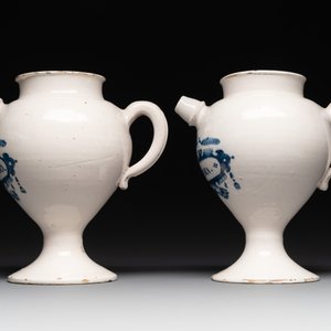 A pair of Dutch Delft blue and white wet drug or syrup jars inscribed 'DE ABSYNTHIO' and 'DE FARFARA', 18th C. — photo 3