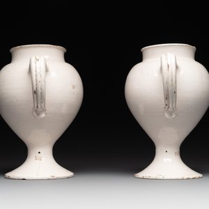 A pair of Dutch Delft blue and white wet drug or syrup jars inscribed 'DE ABSYNTHIO' and 'DE FARFARA', 18th C. — photo 4