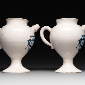 A pair of Dutch Delft blue and white wet drug or syrup jars inscribed 'DE ABSYNTHIO' and 'DE FARFARA', 18th C. — photo 5