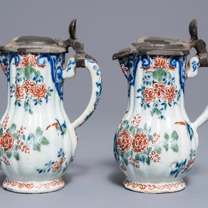 A pair of Dutch Delft cashmere palette jugs with pewter covers, late 17th C. — 照片 1