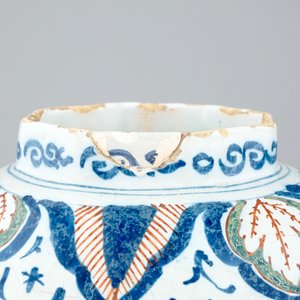 A pair of Dutch Delft cashmere palette vases and covers, 17/18th C. — photo 5