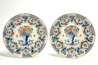 A pair of Dutch Delft cashmire dishes with flower baskets, 1st half 18th C.
