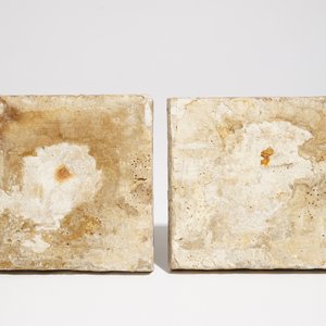 A pair of Dutch Delft mirror-decorated diamond tiles with hares, ca. 1600 — 照片 2