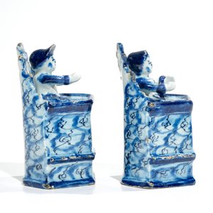 A pair of Dutch Delft models of seated children, 18th C. — photo 3