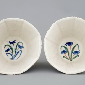 A pair of Dutch Delft octagonal bowls  in cashmere palette, ca. 1700 — photo 5