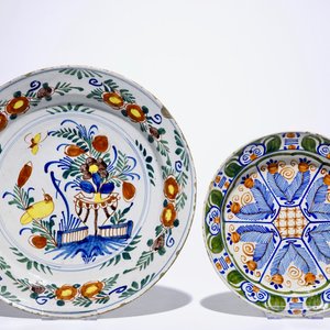 A pair of Dutch Delft polychrome beaker vases and two chargers, 18th C. — 照片 2