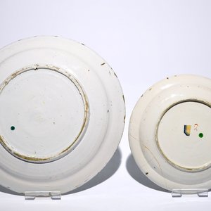 A pair of Dutch Delft polychrome beaker vases and two chargers, 18th C. — 照片 3