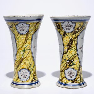 A pair of Dutch Delft polychrome beaker vases and two chargers, 18th C. — 照片 5