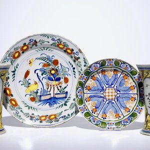 A pair of Dutch Delft polychrome beaker vases and two chargers, 18th C. — 照片 1
