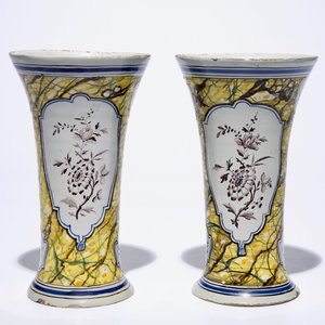 A pair of Dutch Delft polychrome beaker vases and two chargers, 18th C. — 照片 4