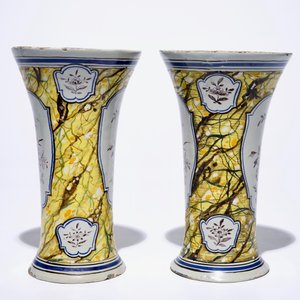 A pair of Dutch Delft polychrome beaker vases and two chargers, 18th C. — 照片 7