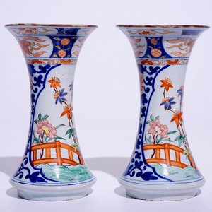A pair of Dutch Delft polychrome petit feu Kakiemon-style vases, 18th C. — 照片 4