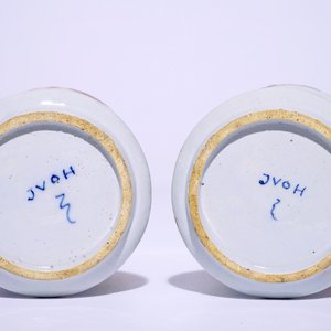 A pair of Dutch Delft polychrome petit feu Kakiemon-style vases, 18th C. — 照片 6