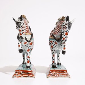 A pair of Dutch Delft polychrome petit feu models of horses, 18th C. — 照片 5