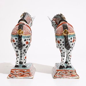 A pair of Dutch Delft polychrome petit feu models of horses, 18th C. — 照片 7