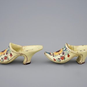 A pair of Dutch Delft polychrome pottery shoes and a blue and white bowl, 18th C. — 照片 4