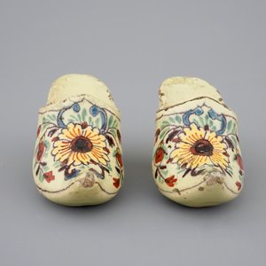 A pair of Dutch Delft polychrome pottery shoes and a blue and white bowl, 18th C. — 照片 7