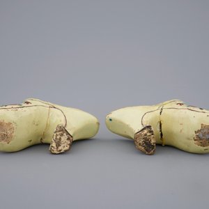 A pair of Dutch Delft polychrome pottery shoes and a blue and white bowl, 18th C. — 照片 8