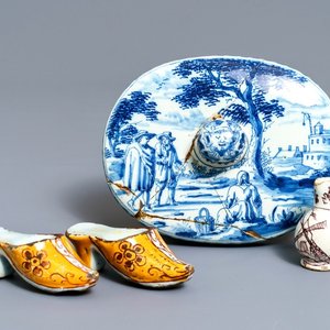 A pair of Dutch Delft polychrome slippers, a miniature jug and a fine lid, 18th C. — 照片 1