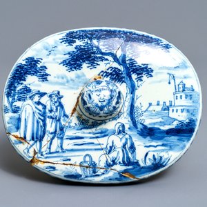 A pair of Dutch Delft polychrome slippers, a miniature jug and a fine lid, 18th C. — 照片 2