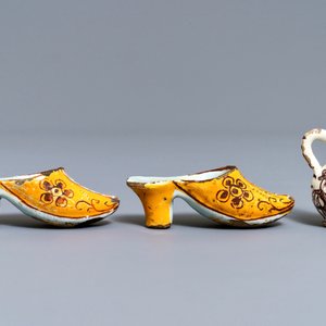 A pair of Dutch Delft polychrome slippers, a miniature jug and a fine lid, 18th C. — 照片 4