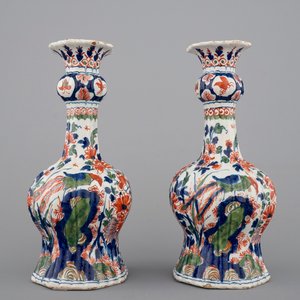 A pair of Dutch Delft ribbed garlick neck vases in cashemire palette, ca. 1700 — 照片 2