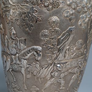 A pair of exceptional large Chinese relief-decorated silver vases, 19th C. — photo 11