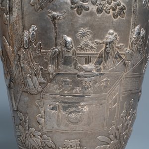 A pair of exceptional large Chinese relief-decorated silver vases, 19th C. — photo 13
