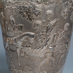 A pair of exceptional large Chinese relief-decorated silver vases, 19th C. — photo 15