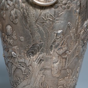 A pair of exceptional large Chinese relief-decorated silver vases, 19th C. — photo 16