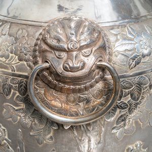 A pair of exceptional large Chinese relief-decorated silver vases, 19th C. — photo 20