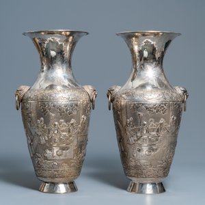 A pair of exceptional large Chinese relief-decorated silver vases, 19th C. — photo 3