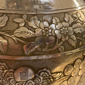 A pair of exceptional large Chinese relief-decorated silver vases, 19th C. — photo 35