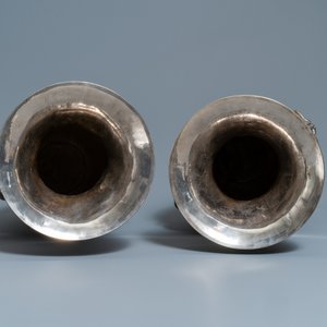 A pair of exceptional large Chinese relief-decorated silver vases, 19th C. — photo 6
