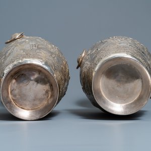 A pair of exceptional large Chinese relief-decorated silver vases, 19th C. — photo 7