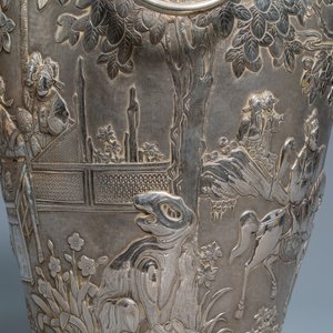 A pair of exceptional large Chinese relief-decorated silver vases, 19th C. — photo 10