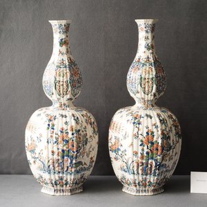 A pair of exceptional large ribbed Dutch Delft cashmere palette vases with flower vases, ca. 1700 — 照片 11