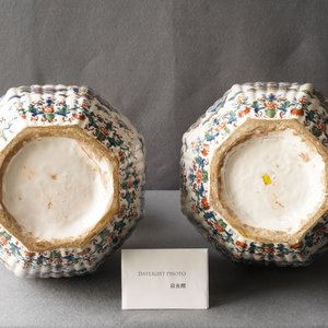 A pair of exceptional large ribbed Dutch Delft cashmere palette vases with flower vases, ca. 1700 — 照片 13