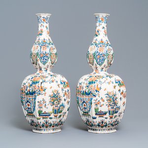 A pair of exceptional large ribbed Dutch Delft cashmere palette vases with flower vases, ca. 1700 — 照片 2