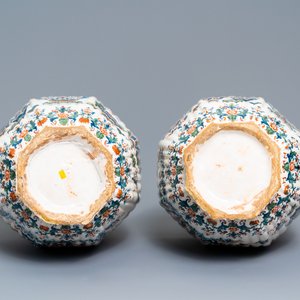 A pair of exceptional large ribbed Dutch Delft cashmere palette vases with flower vases, ca. 1700 — 照片 9