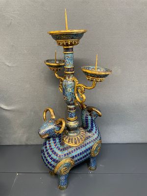 A pair of extremely rare Chinese ram-shaped cloisonné candelabra, 18/19th C. — 照片 1