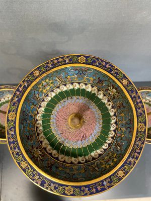 A pair of extremely rare Chinese ram-shaped cloisonné candelabra, 18/19th C. — 照片 15