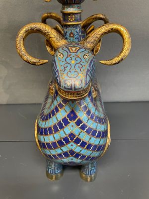 A pair of extremely rare Chinese ram-shaped cloisonné candelabra, 18/19th C. — 照片 16