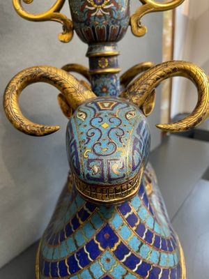 A pair of extremely rare Chinese ram-shaped cloisonné candelabra, 18/19th C. — 照片 2