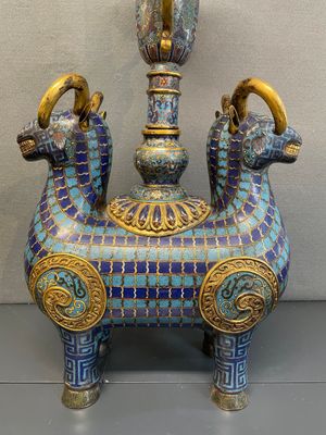 A pair of extremely rare Chinese ram-shaped cloisonné candelabra, 18/19th C. — 照片 22