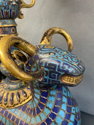 A pair of extremely rare Chinese ram-shaped cloisonné candelabra, 18/19th C. — 照片 24